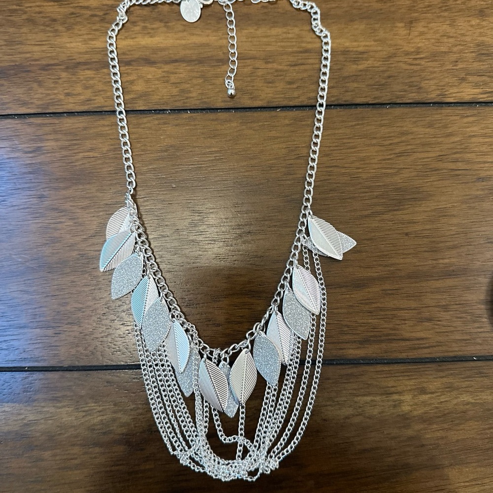 Silver dangly necklace.